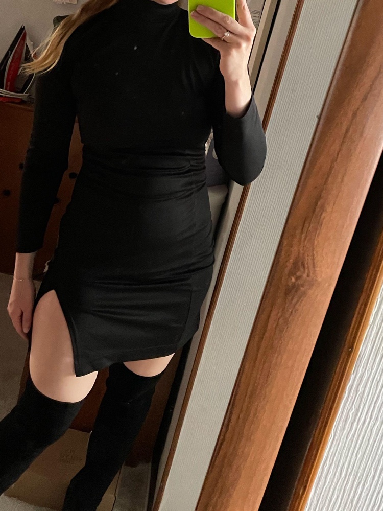 За такую цену вполне себе ничего платьице . Но ооочень короткое даже на мой рост 161 , прям разрез по самую интригу , на модели  в принципе так и смотрится  . А в целом очень хорошо садится по фигуре ,я довольна , резиночка в подарок , очень приятно ❤️