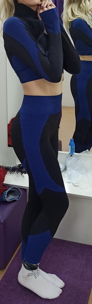 Крутой костюм! Мои ожидания полностью оправдались (переживала всё же про зацепки или что кто-то до меня мерил выгрязнил/распаровал, но пришёл новый комплектный в идеале 👍). Рост 178, ношу М в обычной одежде - сидит плотно, в обтяжку, выделил бы любые недочеты, если бы были, на теле, а так - самое то для занятий любых, да и для выездов на природу отлично! Не просвечивает, вставки синие насыщенные, плотная эластичная качественная ткань, швы ровные. Выбирала между розовым и черно-синим и рада, что выбор пал именно на тёмный - он более универсальный и фигуру ещё больше подтягивает 👐 В топе есть чашечки - даже небольшая грудь становится больше, если же у Вас 2+, то будет уж сильно плотно, я думаю.