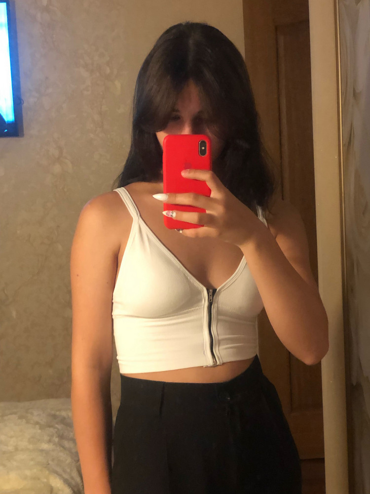 Приехал очень быстро , ткань приятная нигде не давит , не много заедает змейка , а так нитки не торчат и все хорошо , в жару жарко не будет. Открытый и красивый мне понравилось 👍🏻