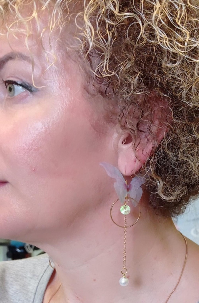 Вот уж действительно - пазл!, как пишет девушка ниже. Мне пришла одна серёжка исправная (если можно так сказать), только бабочка сидит в ней в перевёрнутом виде (крылышками вниз). А вторая серёжка пришла по частям - бабочка лежала отдельно. И обе бабочки были очень замяты, еле разгладила. Приклеила на "Момент", но не уверена, что будет держаться.
Хочу сказать, что на фото сайта, они выглядят гораздо красивее, милее и интереснее. В жизни они какие-то не суразные, какие-то вообще никакие 🤷
Увидела бы их в магазине, вообще бы на них не обратила внимания, прошла бы мимо...
Конечно, на вкус и цвет..... Но я бы не рекомендовала.