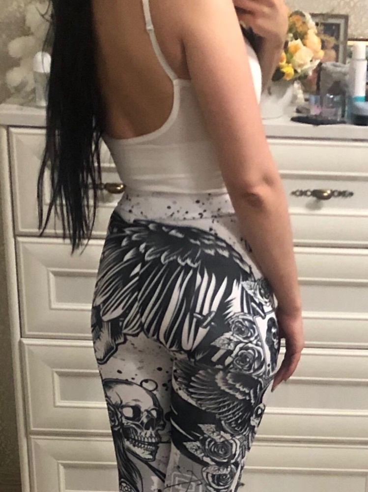 Хороший топ, особенно с учётом скидки. Отлично держит, смотрится симпатично, чашечки выделяются, но это не критично, маленькую грудь не делает ещё меньше, что очень важно) 