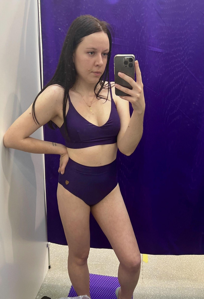 Хороший купальник, очень приятный на ощупь. Швы ровные. Заказывала 42(бордовый), оказалась чуть маловат, 44 сел более комфортно. Поэтому взяла 44