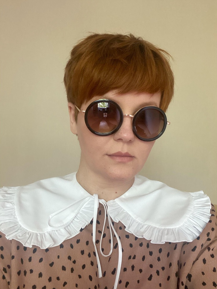 Понравились и чёрный, и белый вариант. Отказалась в пользу другой формы и размера.