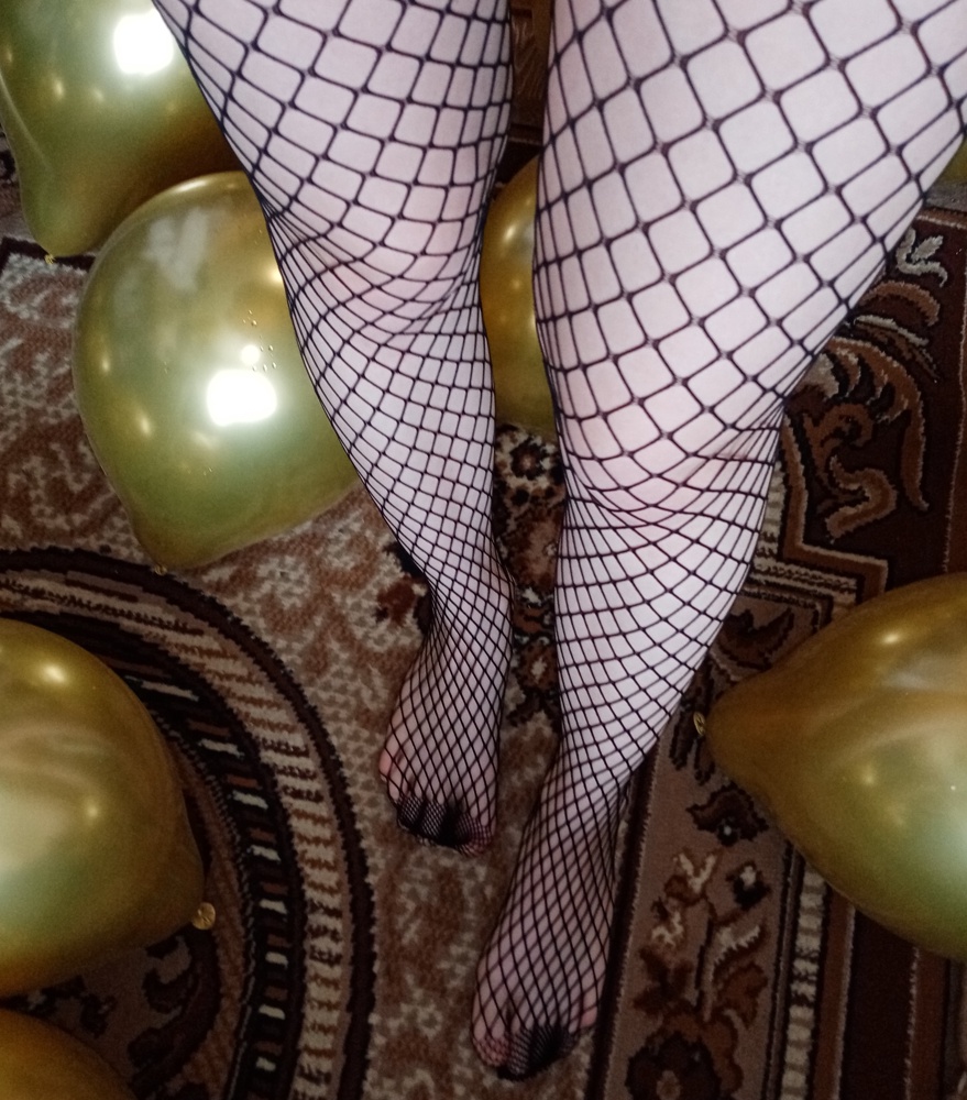 Колготки пришли в отличном состоянии, не порвались. Танцевала всю ночь в них, не порвались, зацепок нигде нет. Хорошо тянутся, примерно на 42-46 размер пойдут.
На один день правда задержали товар(