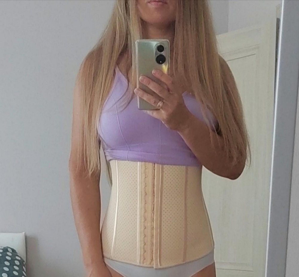 Отличный корсет. По качеству на высоте , утягивает, а самое главное держит спину, я перестала в нем сутулиться.