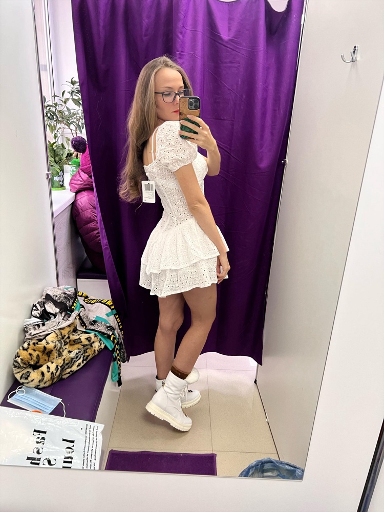 На мои параметры (165, 84*60*90) оказалось сильно велико прям ооочень хочется ушить везде. Про бабушкины Труселя вообще молчу 🙈 Надеялась их отрезать 😅 Из-за них же невозможно одеть платье через голову, а с учетом большой разницы талия/бёдра и натянувшегося материала… Меня сииильно полнит (для сравнения выложила своё же фото в другом платье)