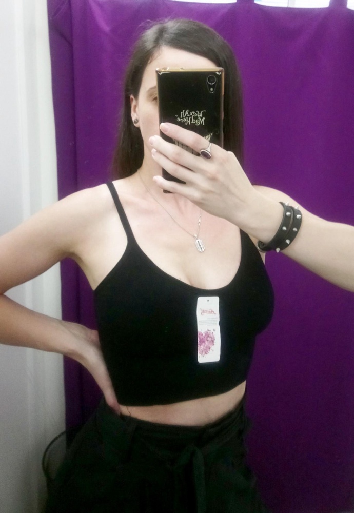 Так выглядит на 75С. Чашечки спецефические, но вроде норм смотрится, можно не доставать. Держит не очень крепко, но и не свободный. Бонусом положили резинку. Брака не было. Рекомендую.