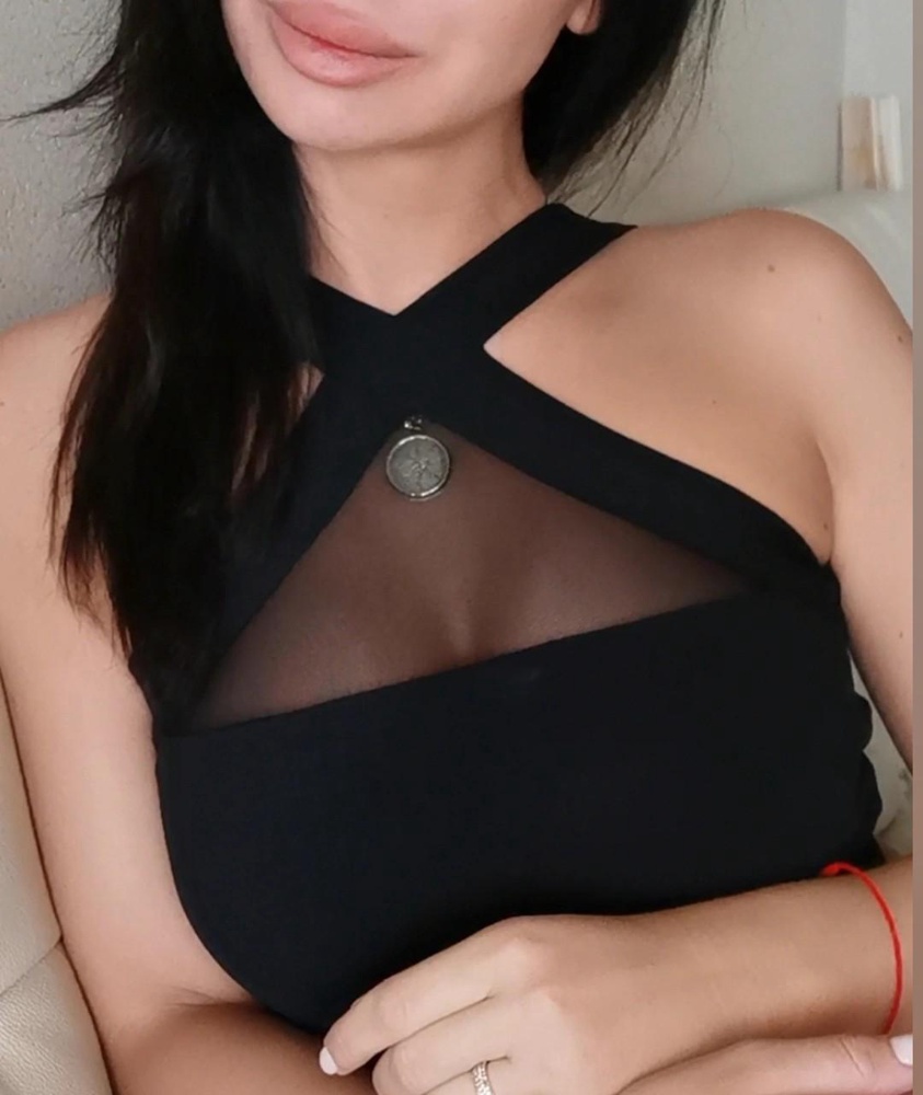 Очень красивый топ, но всё к нему прилипает