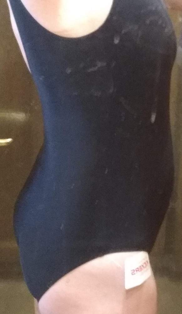 Отличный товар за свою цену.  Быстрая доставка. Нареканий по качеству нет, если не придираться к тому, что одна лямка незначительно уже другой, но для меня это несущественно. Швы ровные, эластичные, хорошо тянущиеся. Есть защитная гигиеническая вставка. Для моих параметров фигуры: объем груди 94, объем талии 83, объем бедер 100, рост 168- идеально подошёл 46 размер. Для защиты выпирания сосков, я уже присмотрела накладки силиконовые здесь даже  на сайте. В крайнем случае приклею  стикини для солярия. Для разработчиков купальника пожелание- делать вставку на интимном месте длинее.
Рекомендую.