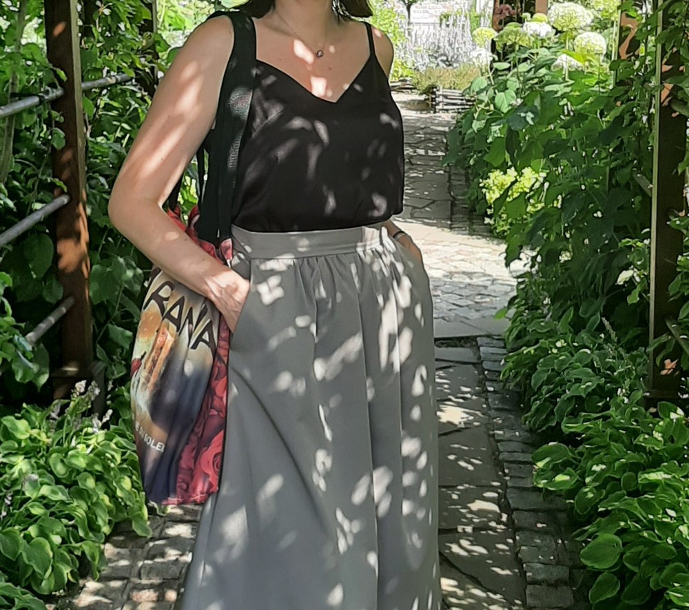 Отличный топ! Ткань приятная,  смотрится дорого. Длинна хорошая, не короткая.  Не просвечивает  Рекомендую!