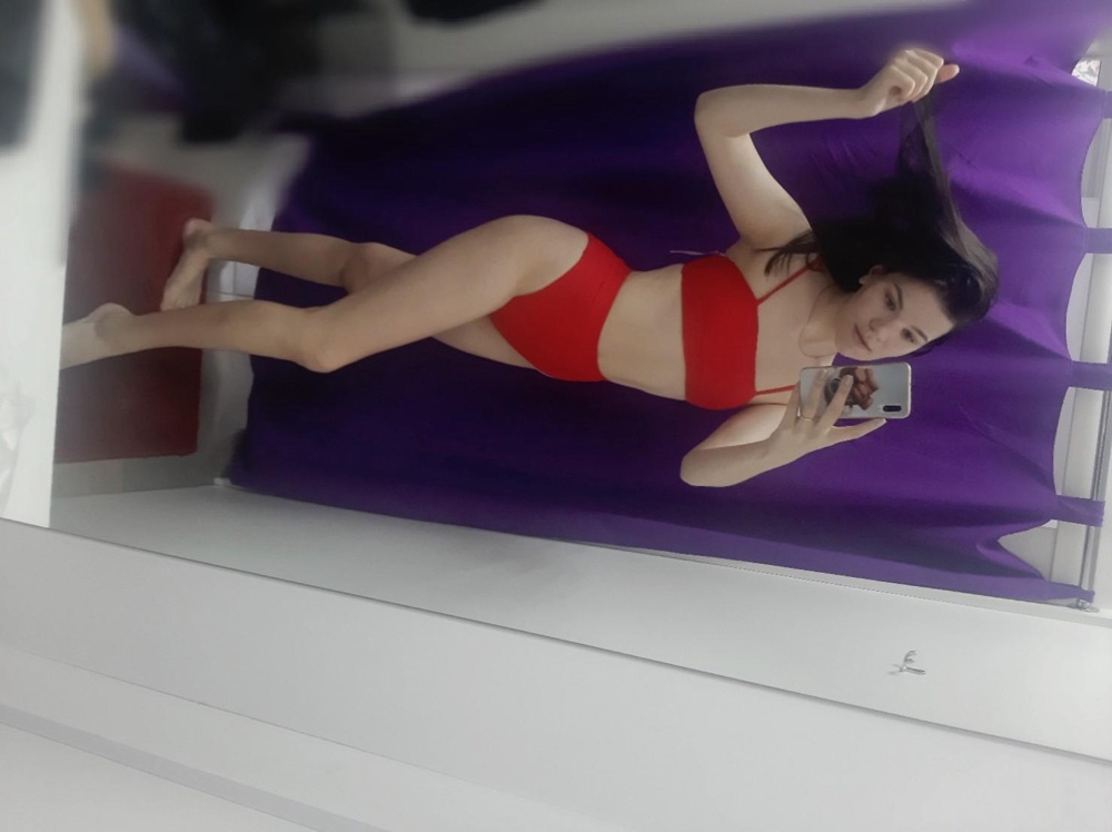 Купальник отличного качества!!красота просто)
мой рост 175,об-94,от ~68
Ориентируйтесь на Вашу талию,потому что резинка на попе нормально тянется,а вот в талии резинка тугая и надо,чтоб подошло все хорошо)
У меня талия широкая, поэтому м мне идеально подошёл 
Если талия поуже,то берите эс-ку