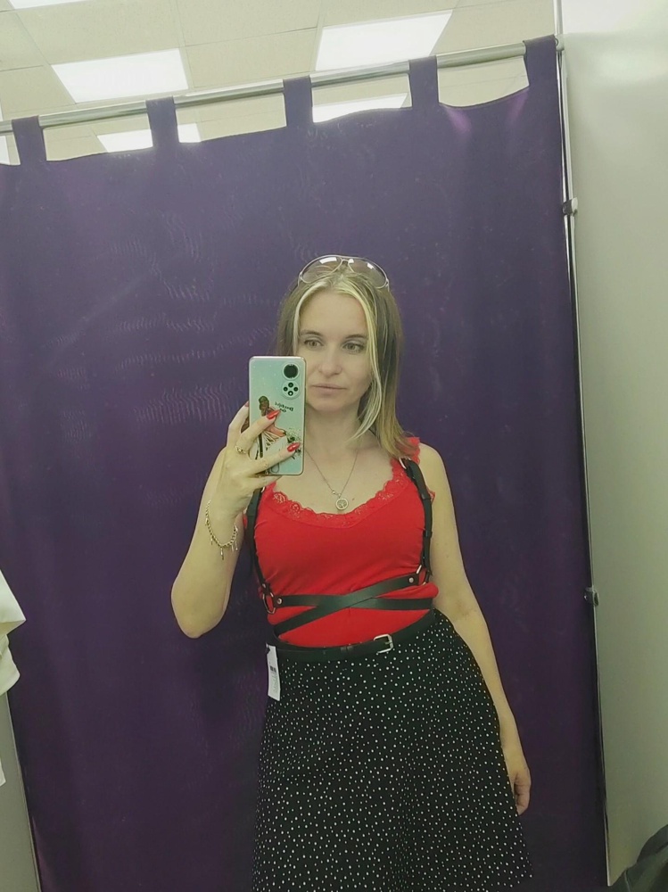 Очень довольна товаром! Смотрится отменно. На свой размер 44-46 можно брать и sку. Жаль только подарочка не было😔