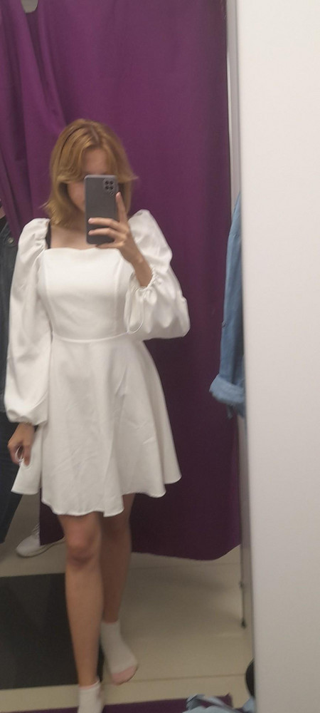 Очень красивое платье. Ткань плотная и выглядит дорого, при этом очень легкая. Сидит по фигуре красиво, даже не смотря на то, что я случайно заказала на размер побольше