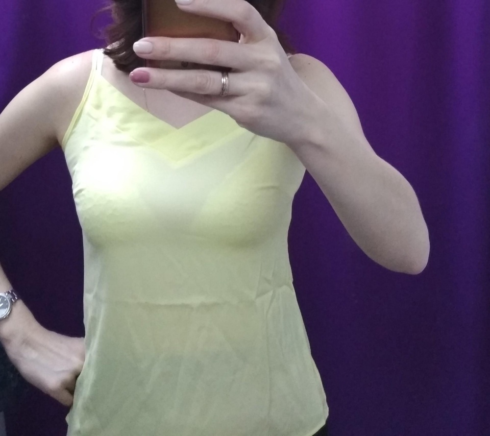 Топ хороший, только просвечивает. Цвет приятный, пошив отличный.