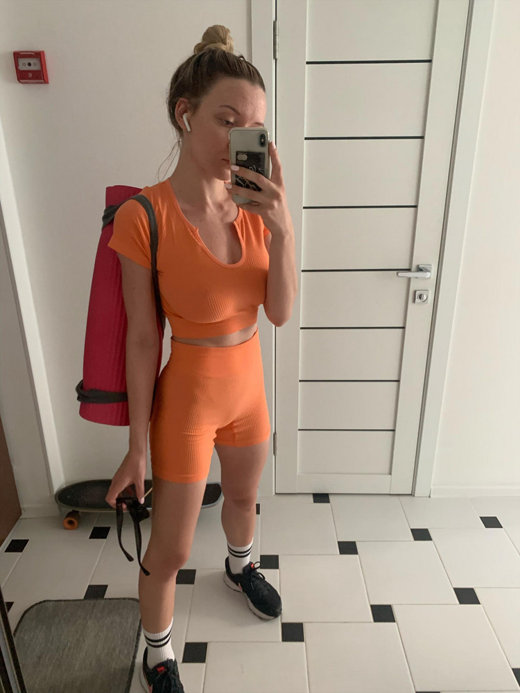 Офигенный костюм! Идеально подошел на 42 р-р (ОГ 89, ОТ 62, ОБ 88), нигде не давит и не перетягивает. Пришел хорошо упакованный с милым подарком внутри, цвет очень летний, как на фото, приятный оранжевый 🧡  К телу приятный, ткань мягкая, не просвечивает (низ надевала с телесным бельем), уже опробовала на растяжке. 