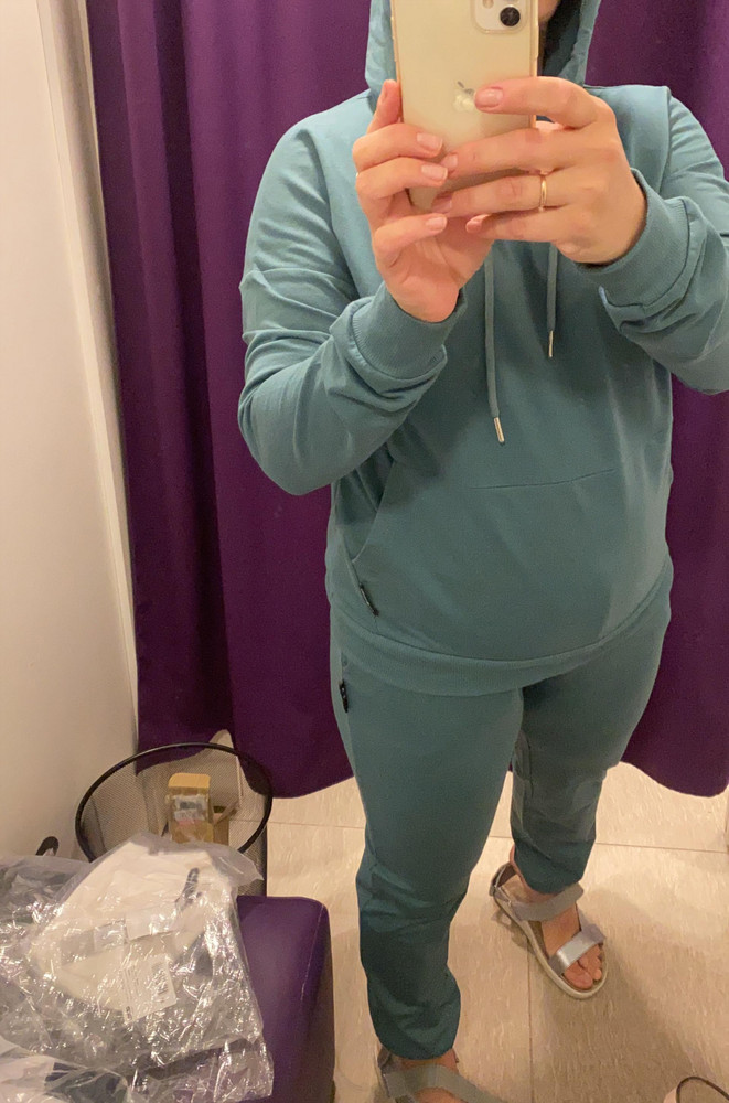 Идеально, и фасон, и материал, хлопок , хорошо тянется , длина на рост от 170 , на мой рост 165 длинноваты, но так как манжета есть, смотрятся хорошо , удобное худи, в брюках карманы, цена нереальная, взяла в зелёном и чёрном  цвете. Спасибо валдбериз и производителю 😊, посоветую подругам . Размер л на 46-48 хорошо, комфортно.