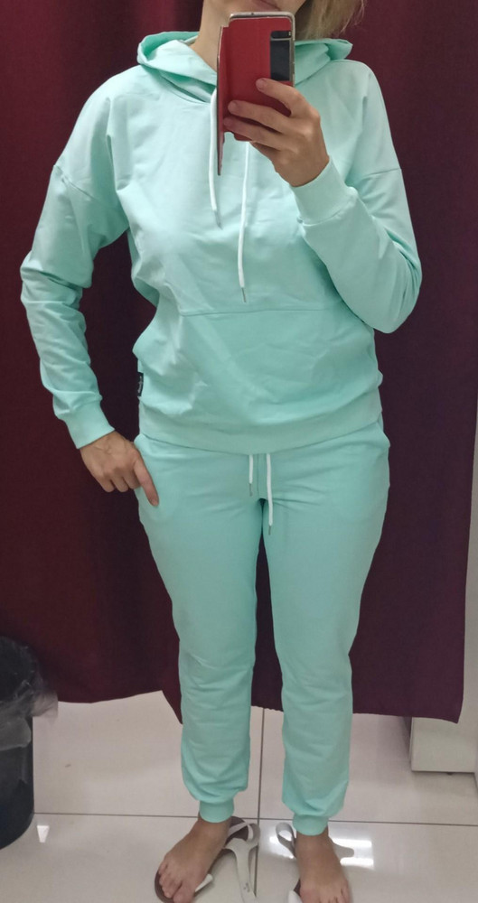 На мой 46 и рост 170 село идеально, не тянет, не жмет, свободно. Состав - х/б + синтетика. Качество - идеальное. Взяла за 1133. Рекомендую