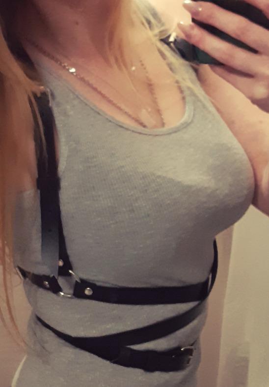 Ооочень красивая вещица)) качественные ремешки, очень понравилась))) и цена хорошая 