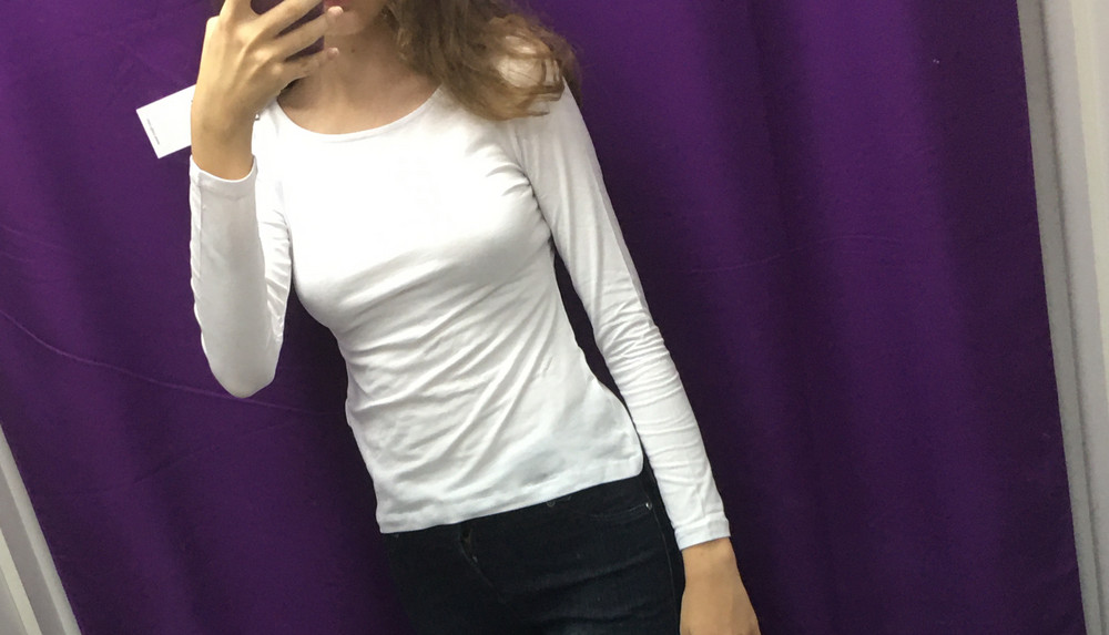 хороший лонгслив, просвечивает немного