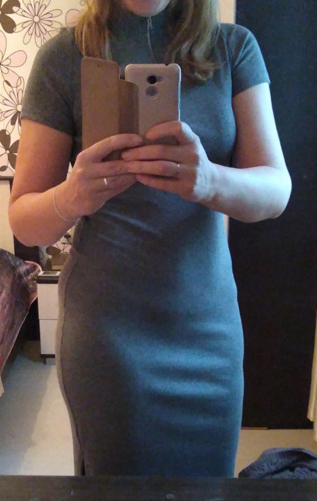 Штанишки просто классные. Правда, сначала подумала что не влезу в них, но когда надела с платьем просто супер.ОТ 85, ОБ 108 влезла в s. Если бы взяла больше, то такого эффекта не было. Первая фотка в них, вторая для сравнения. По-моему эффект очевиден.