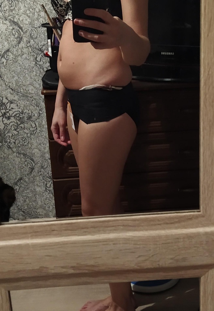 Ну что сказать, я довольна покупкой. На бедра натятивала с трудом, уже испугалась, что ошиблась с размером. Но нет, преодолев бёдерный барьер, трусишки осели на место. Я не являюсь пышкой, но под вечерние платья хотелось бы утянуться. С задачей справились. На свой размер 42-44 взяла размер s. Резинки нигде не давят, дискомфорта нет. Фото до и после прилагаю 😅Продавцу спасибо.