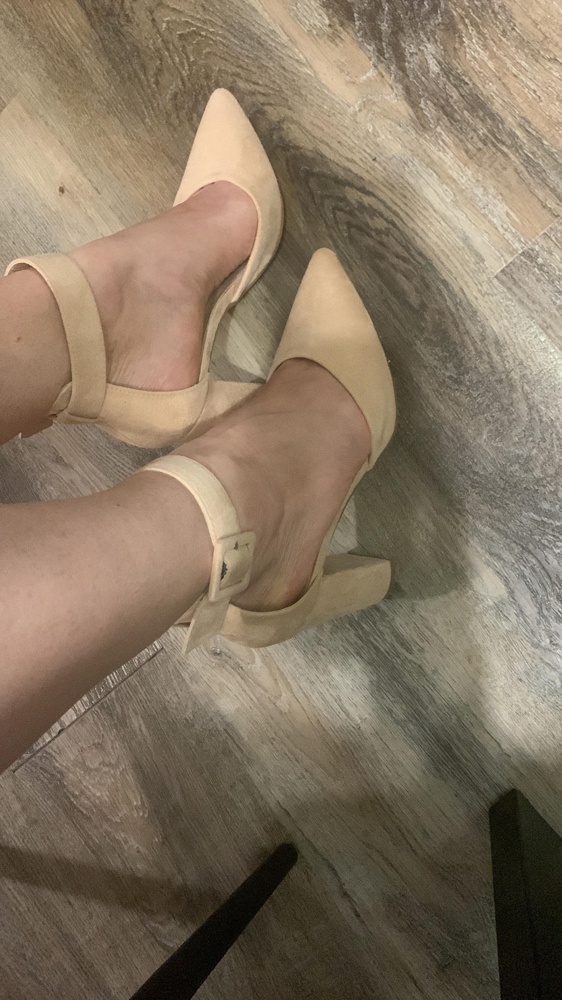 Очень довольна покупкой. Туфли удобные, устойчивые, цвет приятный базовый подойдёт под любой образ. Несколько часов дома проходила - ноги не устали, нигде не натирает, спасибо производителю :)