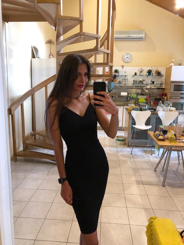 Платье отличное, особенно за эту цену. Пришло в рубчик, но мне даже нравится это. Через низ надевается достаточно просто. Единственный минус-хотелось бы регулируемые лямки, мне на мой рост (188см) коротковаты. Размерной сетке полностью соответствует ☺️