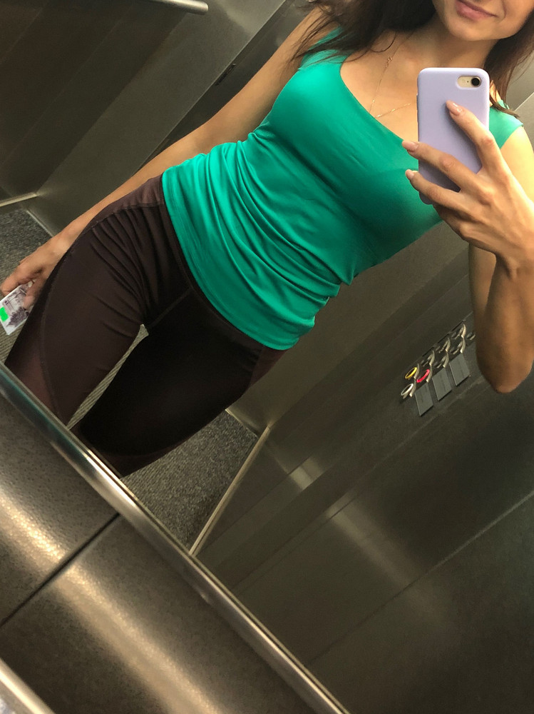 Симпатичная ,классическая майка.Единственное цвет на фото  отличается ,в реальности больше к травяному цвету .Советую к покупке 