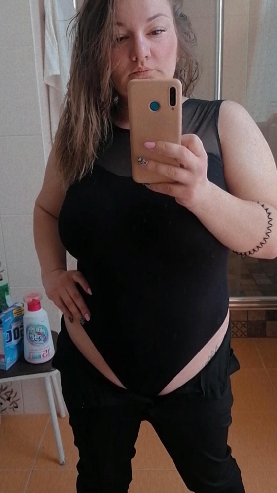 В размер, хорошо тянется, нитки не торчат, очень гладкий и приятный к телу