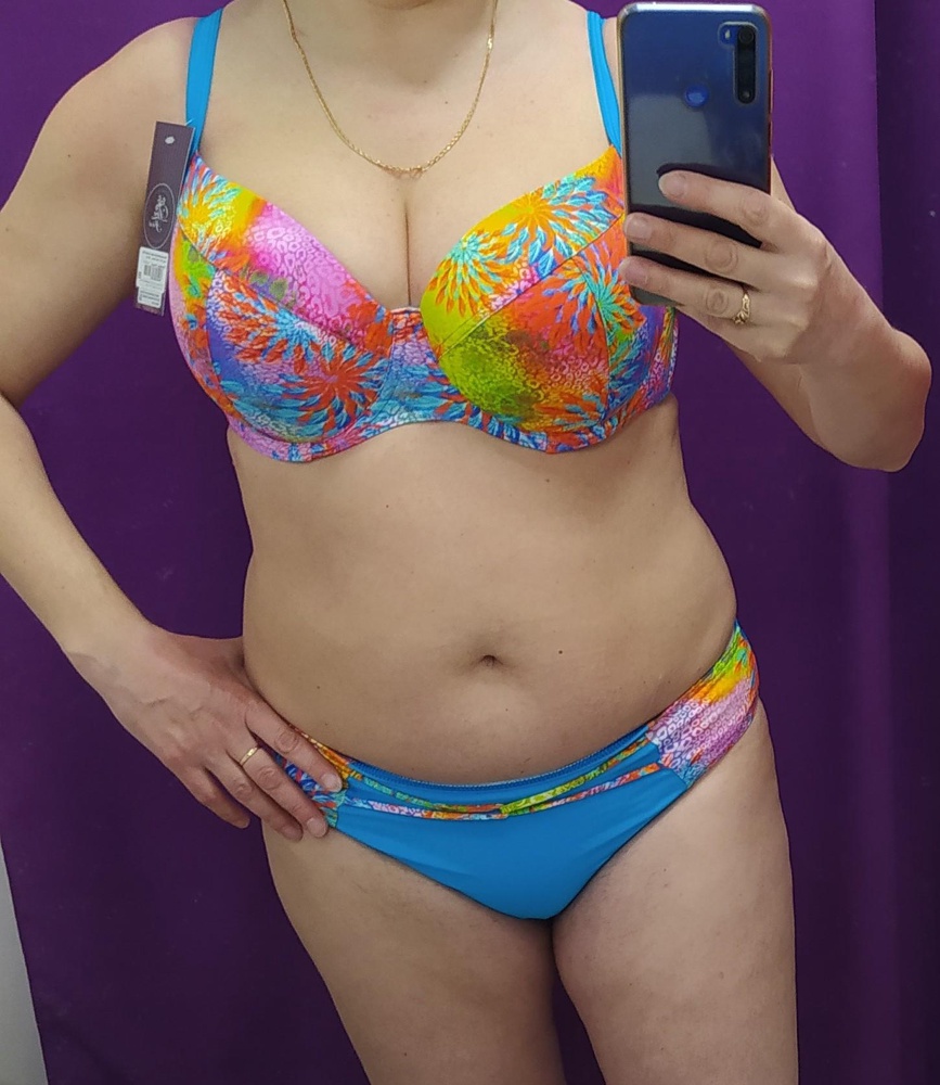 Очень яркие, сочные цвета, поддержка груди хорошая. Труселя немного скатываются впереди на животе, у кого он ,конечно, имеется) но это у всех так. Дорого конечно, но к качеству не придерешся. На параметры 104-86 104 по размеру