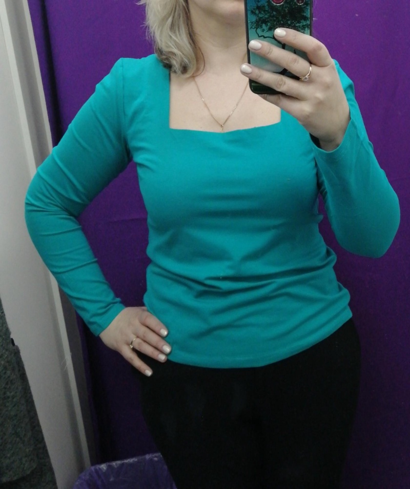 Отличная кофточка, на 46размер взяла L, не так облигает.