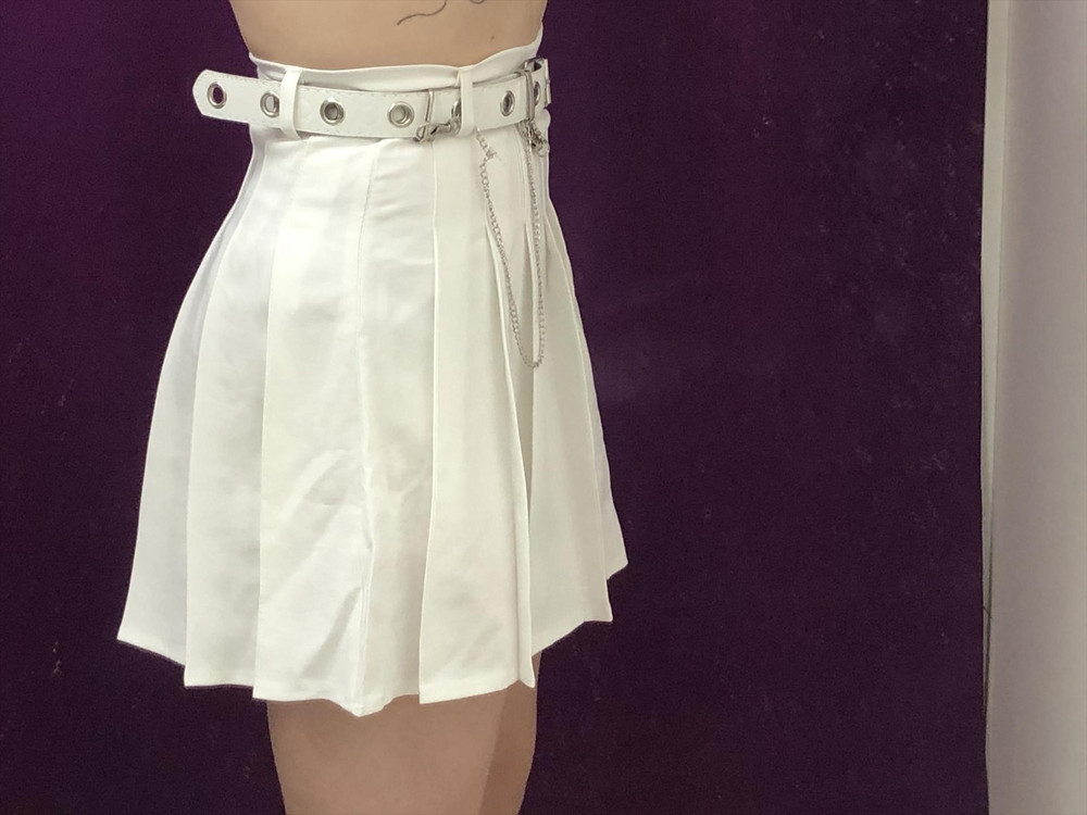 Упаковка в которой пришла юбка не очень удобная,но сама по себе юбка очень удобная.Ткань приятная к телу,подчеркивает талию.по размеру все идеально подошло.Я очень рада !Спасибо за такой товар .