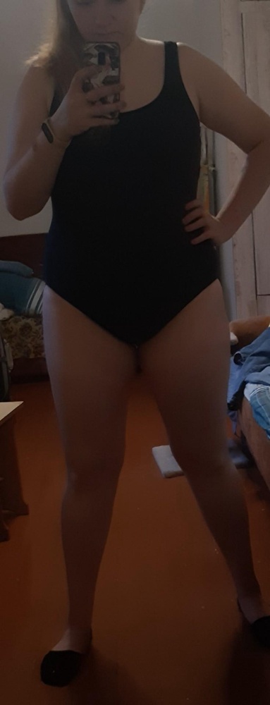 На мои большие параметры ОГ 108 - ОТ 100 - ОБ 120 54р-р купальника налез идеально. Ничего не жмет, а это главное. И то, что нет поролоновых чашек не смущает абсолютно. Для бассейна купальник  топчик.