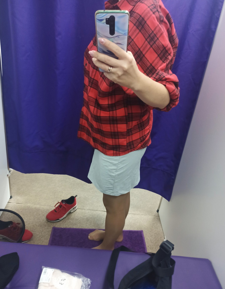 Очень ждала эти юбочки, заказывала ее и беж , но к сожалению на меня сели ужасно... В талии и бедрах отлично, но низ торчит сзади  колом , да и спереди не айс, волнит..Хотелось облегания , как на моделе,увы...Мой рост 165 см, ОТ 75 см, ОБ 95 см. Ткань похожа на футболку стрейч, но на ощупь есть бархатистость.... Честно не знаю большемерит или в размер, может уменя такая фигура или модель не удачная....