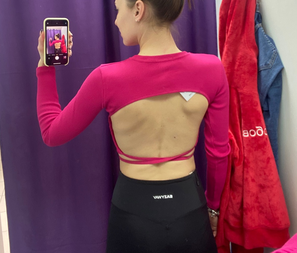 Садится хорошо) ткань хорошая, но колется немного! 