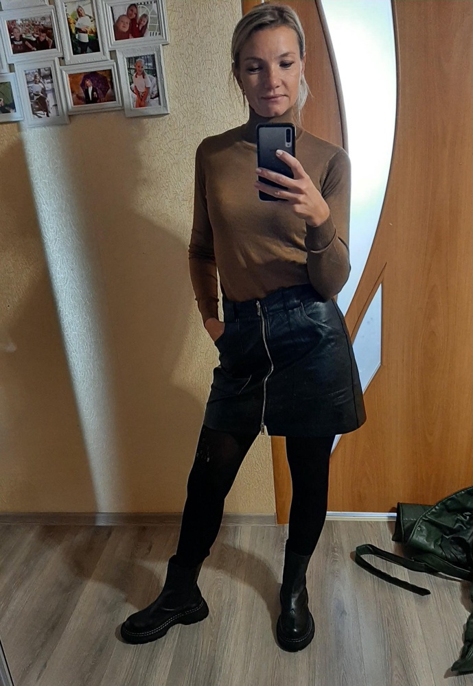 Классный гольфик! Цвет как на фото! Рукава не короткие.