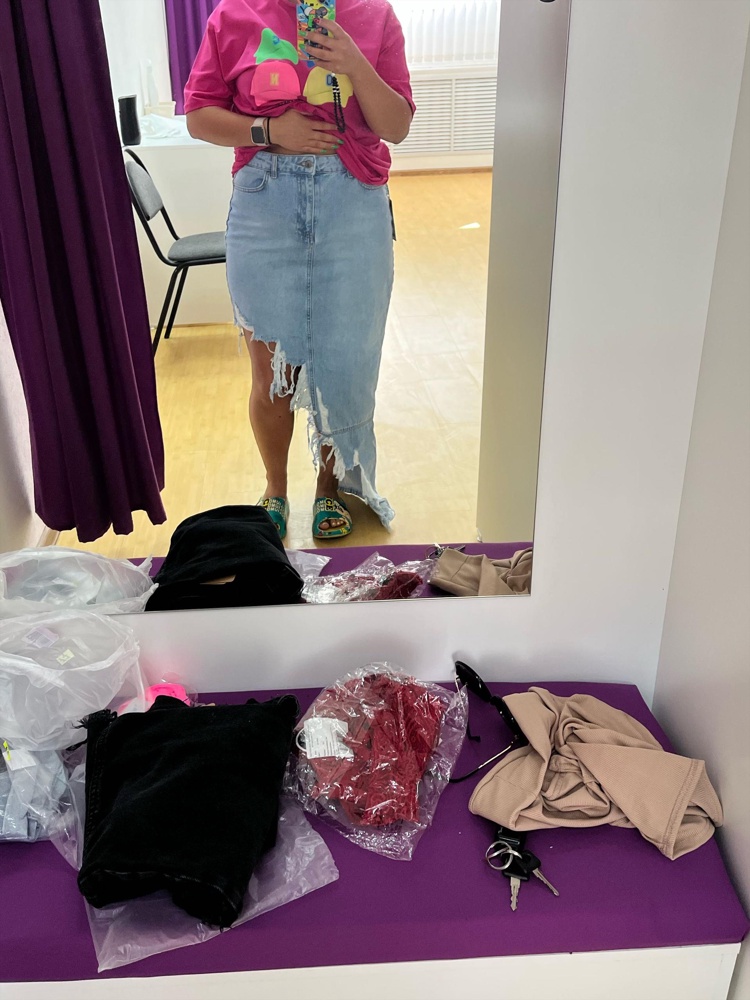 Выкупила за 4335.выбирала между чёрной и голубой ,оставила 💙 юбка просто космос 🚀 🔥 💣 на мои параметры ОТ83 ОБ 110 села идеально 🤩 сверху есть небольшой запас ,как раз под футболку )) рост 163 немного длинновата ,но не кретично,отнесу в ателье .берите ,не пожалеете .стильно модно молодёжно 😁👍