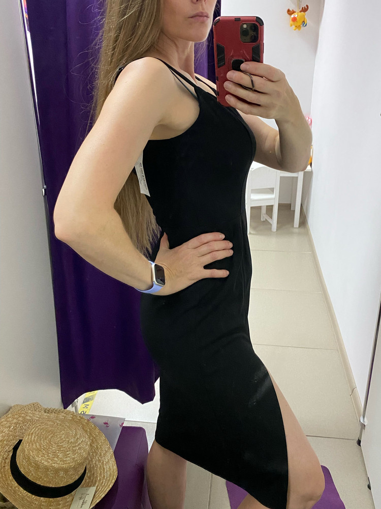 Нормальная синтетика, приятная к телу. Что бы ничего не топорщилось и не морщинилось, просто немного отпустила бретельки. Они регулируемые! Платье на все случаи жизни и со шлепками и с каблуками. На свой 44-й взяла 44, село прекрасно, не сильно в обтяг. 