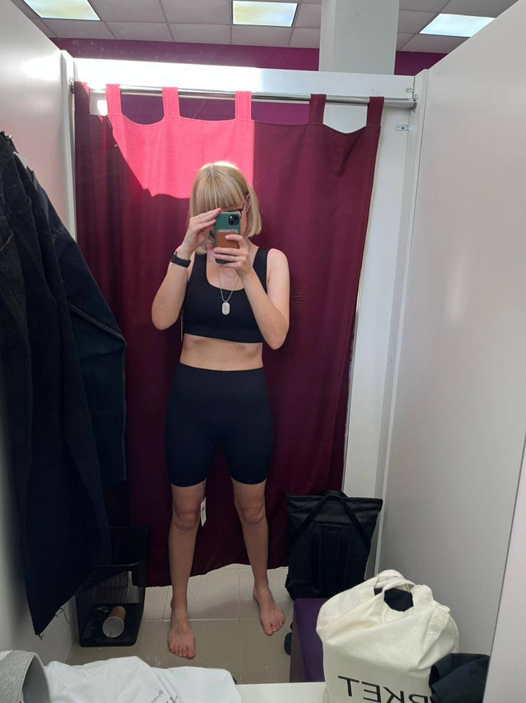 Девочки всем привет! Покупала женский топ спортивный для занятий спортом. Волновалась, что не смогу комфортно себя в нем чувствовать.. А зря!!)) Размер L смотрится круто и в нем очень удобно