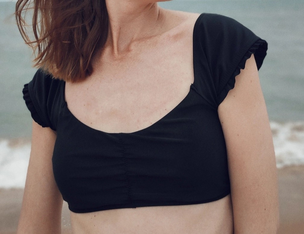 Немного велик, при намокании рукава спадают и сам лиф растягивается, меньше размер сидел бы плотнее)  а так выглядит мило)