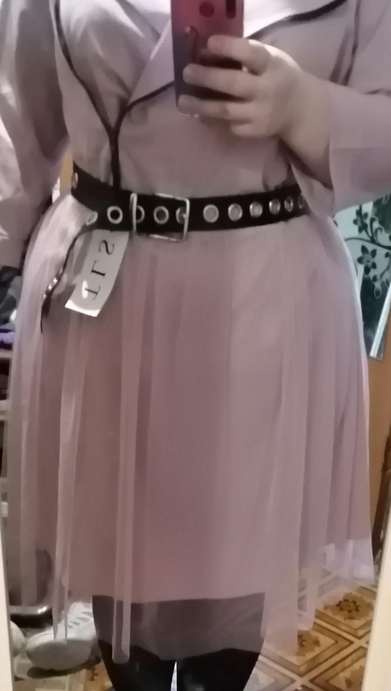 Незнаю кому оно там маломерит на 2 размера, заказала почитав отзывы больше на размер, в итоге, оно мне большое, даже с учётом того, что я люблю посвободнее.
Взяла 62й, можно было спокойно брать 60й, да и в 58 й влезла бы, если отталкиваться от фото на модели, в груди большое, в талии тоже, оставила, так как времени на перезаказ нет, да и оно стало дороже. Закажу другой цвет потом на размер меньше. Само платье не плохое, правда нитки торчат кое где., обрежу. Мне кажется летом в нем жарко будет, ткань плотная, хорошая, сшито хорошо. Я буду носить с поясом, так не сильно заметно, что большое. Платье идёт в размер.