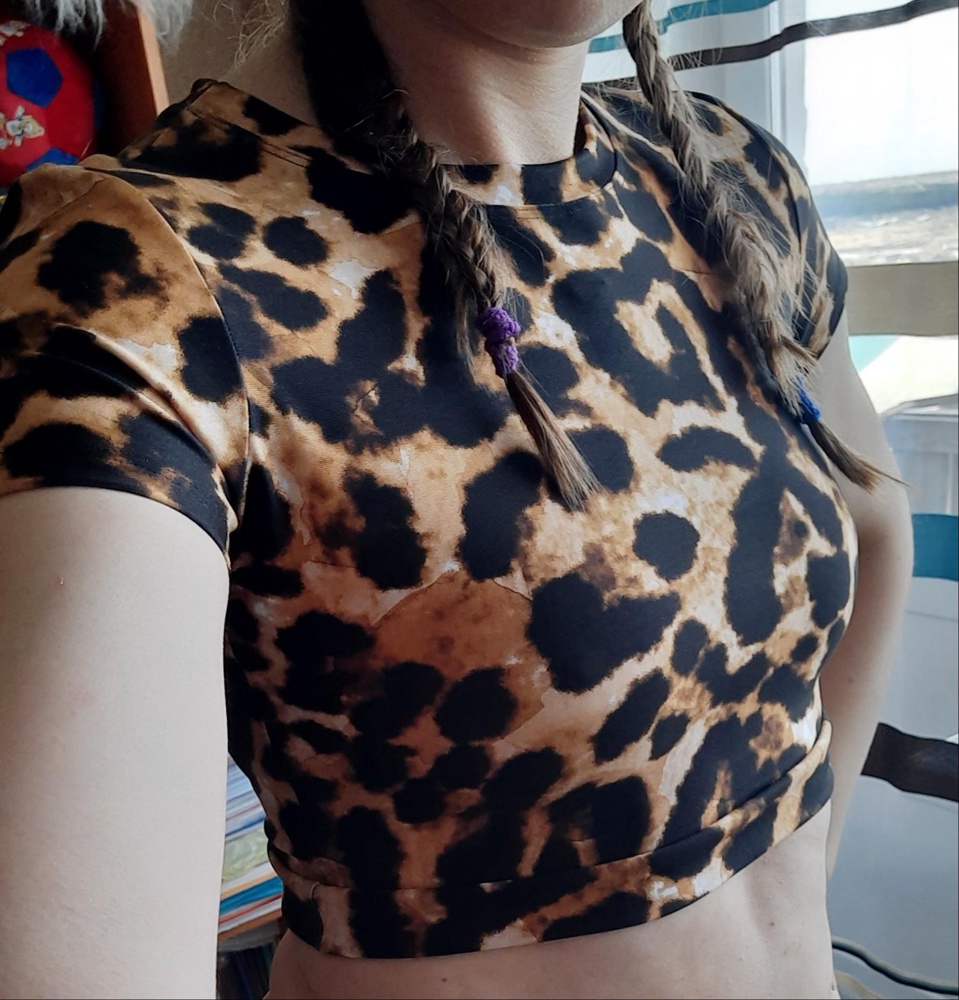 Очень понравился топ, ждала появления моего размера и осталась довольна: довольно плотный, нигде не давит. В комплект приобрела шорты в такой же расцветке: самая приятная расцветка на всем WB 👆👍🌟