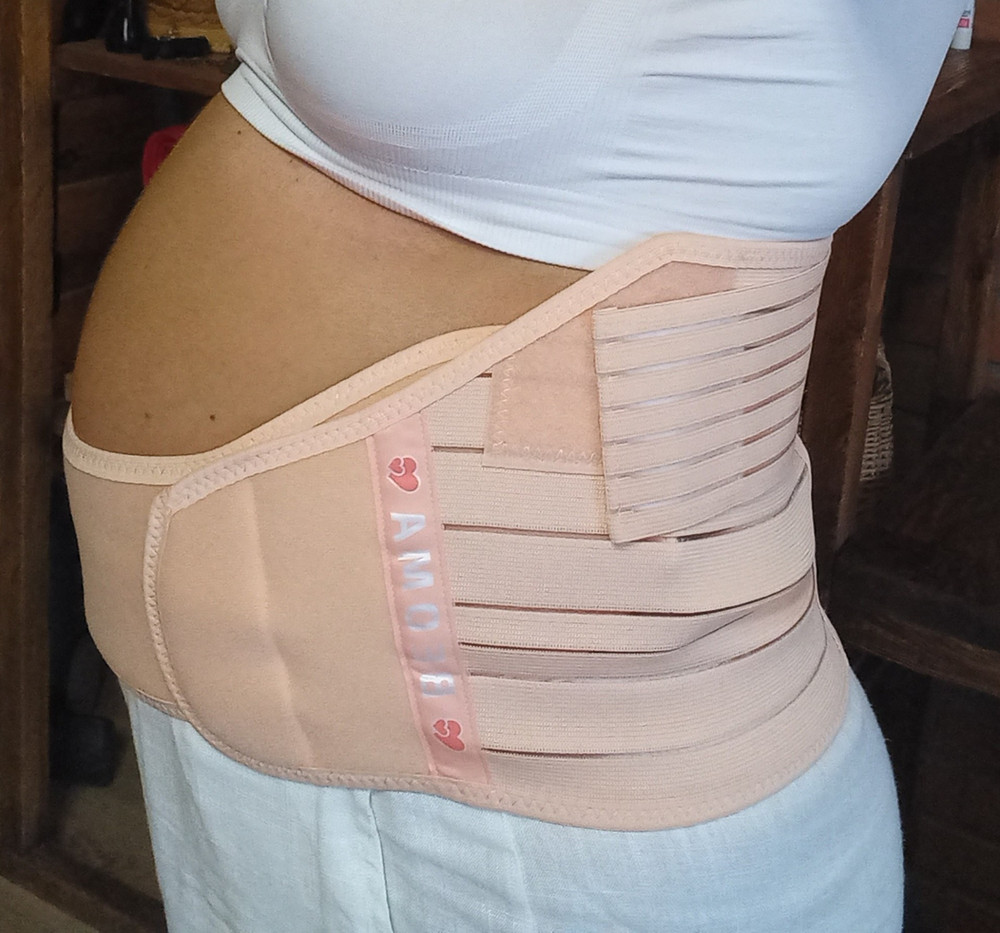 Купила этот бандаж на 4 мес беременности. Это супер бандаж и лучшая моя покупка. Очень качественные материалы, всё удобно, комфортно.  Поддержка идеальная, мне стало легче двигаться, наклоняться, прошли боли, считаю это заслуга бандажа. Ношу и дома тоже, только нельзя в нём долго сидеть. Надевать только лёжа. Ещё не стирала, но появились небольшие катышки, на  фото #4 видно. Под одеждой конечно видно бандаж. Цена очень лояльная за такой хороший бандаж! Приятный подарочек положили- love is❤ спасибо!