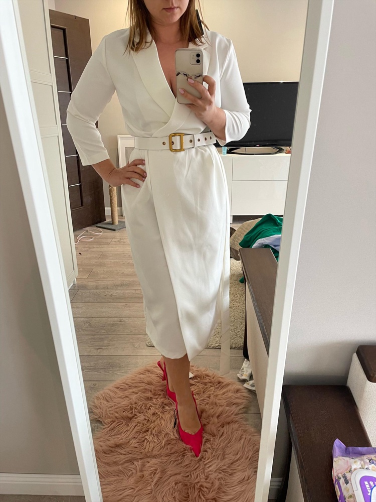 Отличное платье за свою стоимость! Заменить ремень и вообще идеально! На бедра 102 взяла р-р L, рост 163. Не заметила пятно(( надеюсь получится вывести , долго ждала свой размер, поэтому выкупила