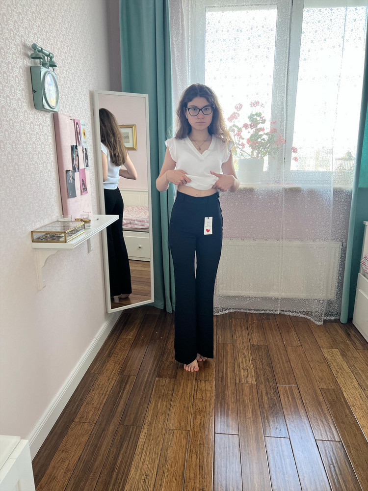 Размер 42 на девочку с талией 59 ,бёдра 86,и мне кажется слишком в обтяг ,модно было бы и 44 ,но дочери очень понравилась посадка,форма и правда очень красивая у брюк ,рекомендую ,главное угадать размер