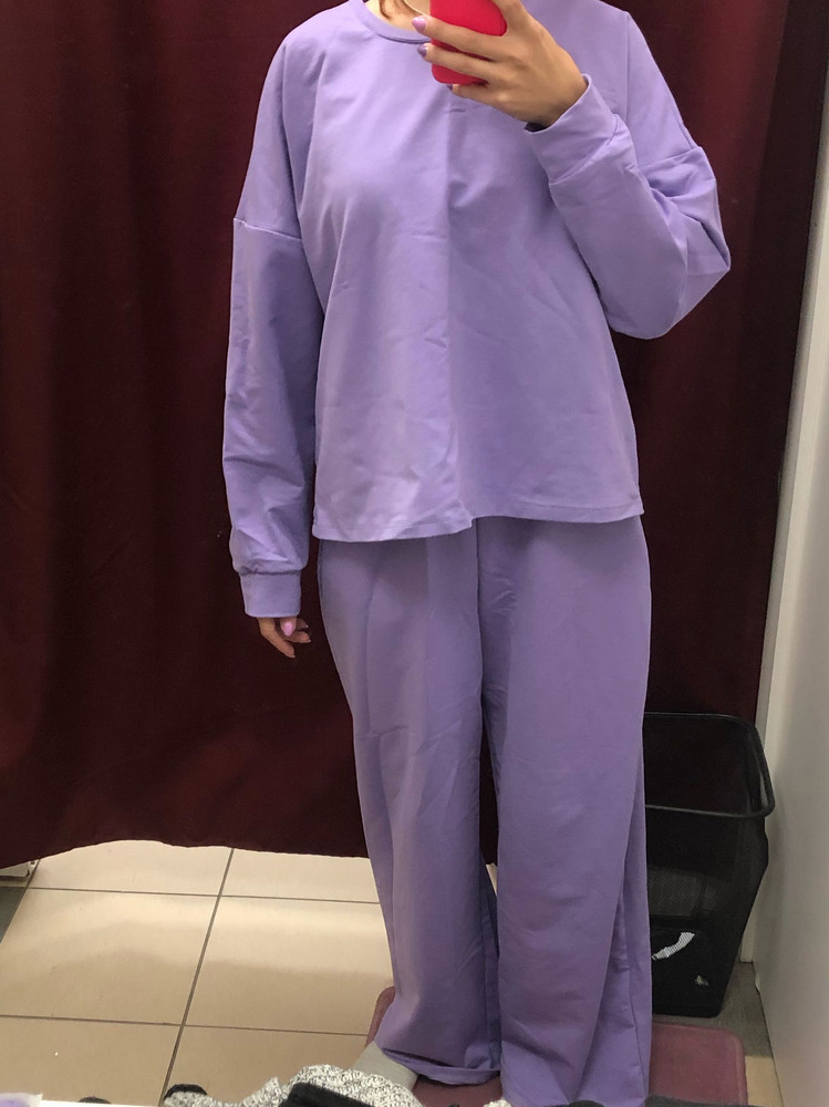 Очень странный фасон. Штаны очень широкие, выглядит несуразно.  Горловина у кофты узкая. Не скажу что все прям плохо, нормально. Может кому-то и нравится такое. Думаю больше пойдёт тем, у кого большая попа 😂