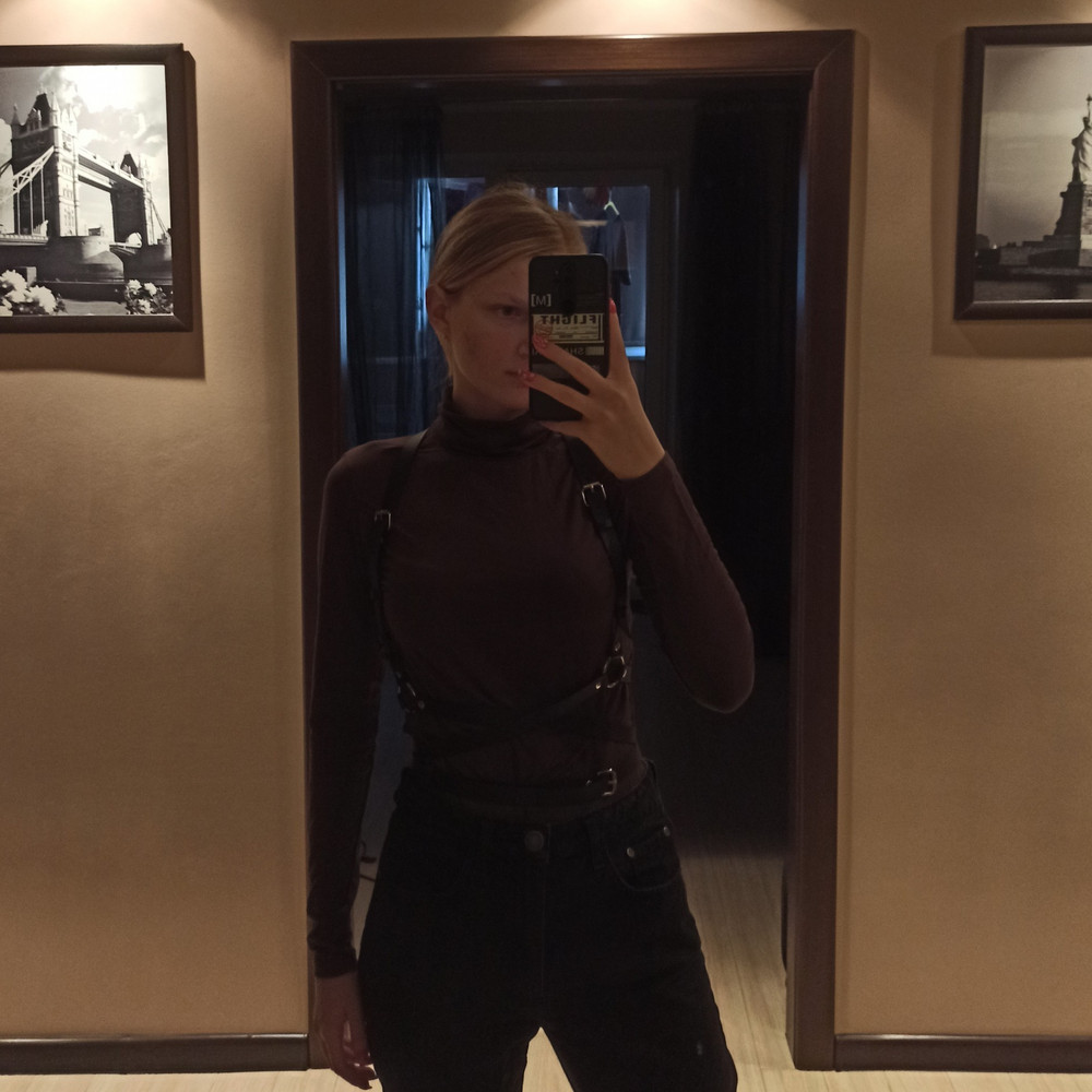 Очень хорошая портупея. Мягкая, приятная на ощупь искуственная кожа; изнаночная сторона нежная, так что скорее всего не будет натирать ткань и оставлять катышки. 

В жизни ношу размер s (мои параметры: 87-67-96), но взяла размер m, чтобы не было впритык. Скорее всего, s мне бы тоже подошел, но я взяла m с запасом и чтобы застежка была сбоку при застегивании (ну вот такие у меня приколы). Возможно, проделаю ещё пару отверстий, чтоб плотнее сидела с топиками, но с остальной одеждой сидит здорово. 

Универсальный аксессуар, можно носить с разной одеждой.