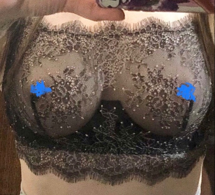 Шикарный, очень сексуальный набор.Бюстгальтер соответствует заявленному размеру, а вот трусики и в правду сильно маломерят. 