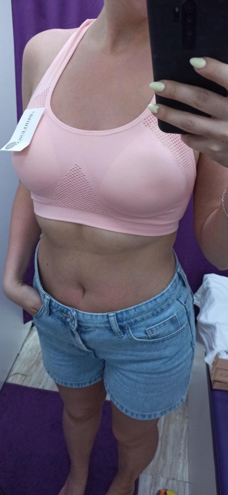 Очень хороший топ, но в персиковом цвете чашечки очень видны( я с этим не смирилась, с сожалением отказалась от товара 