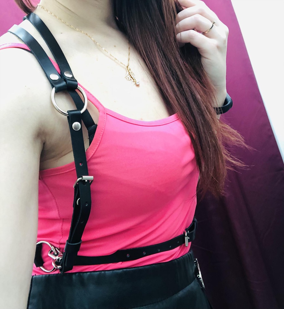 Это просто бомба !!!!! Мне кажется я уже влюбилась )))) спасибо огромное производителю ! Очень качественная, красивая и необычная. С размером переживала и поэтому заказала и 40-42 и 44-46. (Чаще мне подходит одежда 44 размера. Но иногда 42) 40-42 - подошло идеально. Второй вариант даже не стала открывать, портить заводскую упаковку. Ни одно фото не передаёт весь кайф портупеи (( но поверьте , она шикарная.  Кому важно - приходит в чёрном пакете. 